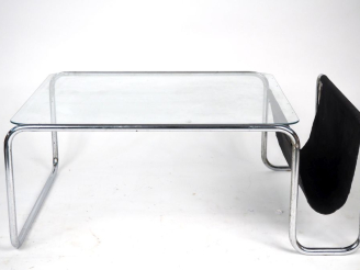 Vente aux enchères Table basse années 70 en métal chromé et tissu noir, plateau en verre.