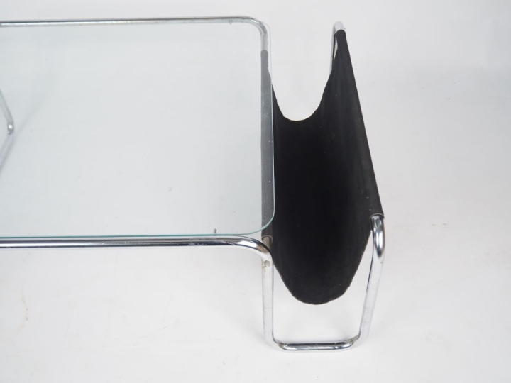 Table basse années 70 en métal chromé et tissu noir, plateau en verre.