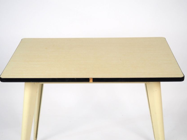 Table à écrire design en métal laqué crème, pieds compas, plateau en f