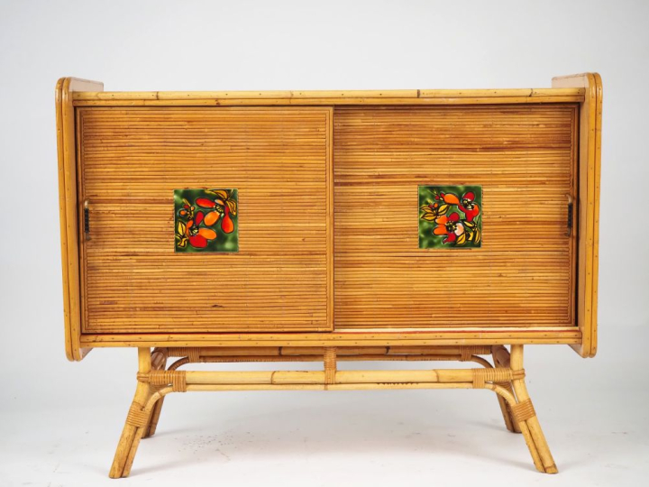Adrien AUDOUX et Frida MINET. Buffet en bois, formica et bambou, ouvra