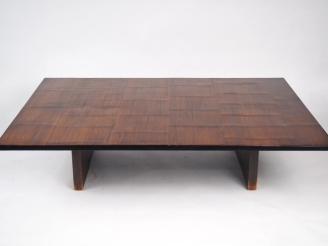 Vente aux enchères Axel VERVOORDT.  Grande table basse en bois et placage de bambou patin