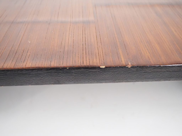 Axel VERVOORDT.  Grande table basse en bois et placage de bambou patin