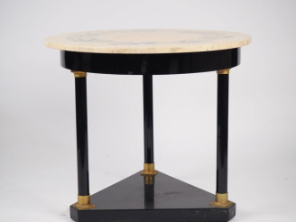 Vente aux enchères Jean Charles de CASTELBAJAC.  Guéridon en bois laqué noir, ornementati