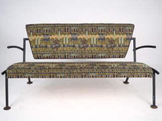 Vente aux enchères Banquette années 80 en métal laqué noir, garniture de tissu à motif mo