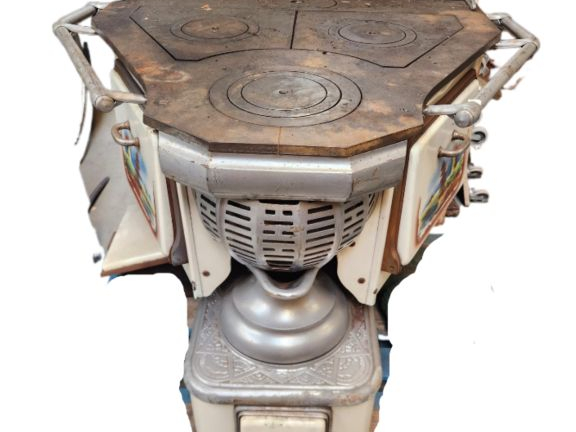 Cuisinière ancienne à décor émaillé de paysages sur fond crème.