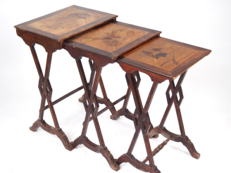 Vente aux enchères Suite de trois tables gigognes Art Nouveau en marqueterie, à décor de 