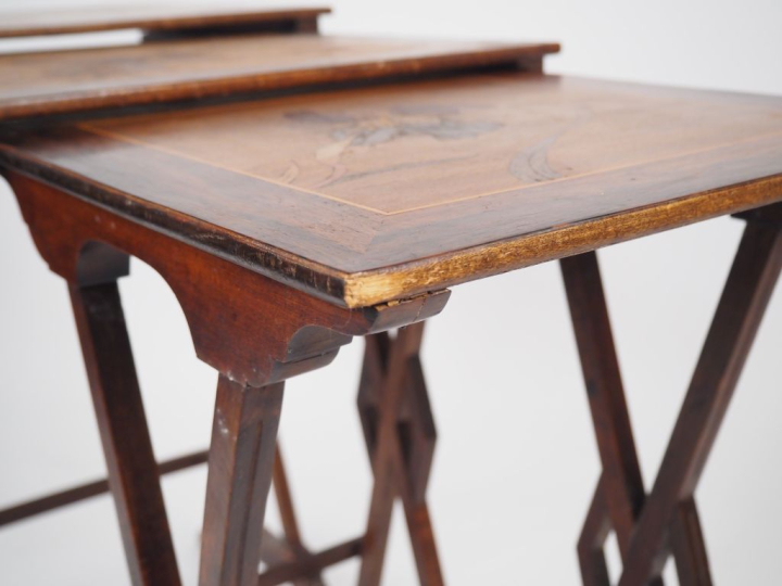Suite de trois tables gigognes Art Nouveau en marqueterie, à décor de 