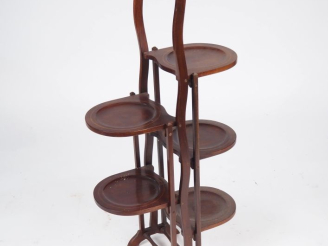 Vente aux enchères Serviteur muet en marqueterie, à cinq plateaux dépliants. Dim. 99 x 48