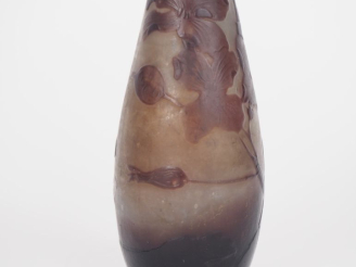 Vente aux enchères GALLE. Vase en verre gravé à décor en camée et dégagé à l'acide. Signé