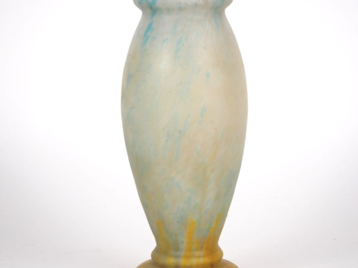 DAUM Nancy. Vase en verre multi-couche à décor moucheté bleu, blanc et