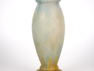Vente aux enchères DAUM Nancy. Vase en verre multi-couche à décor moucheté bleu, blanc et