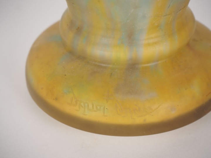 DAUM Nancy. Vase en verre multi-couche à décor moucheté bleu, blanc et