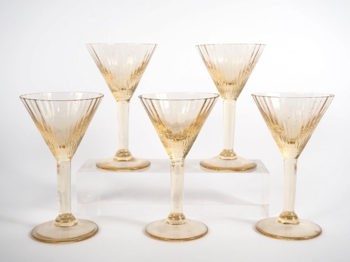 DAUM Nancy. 5 différents verres à pied en verre teinté. Signés.