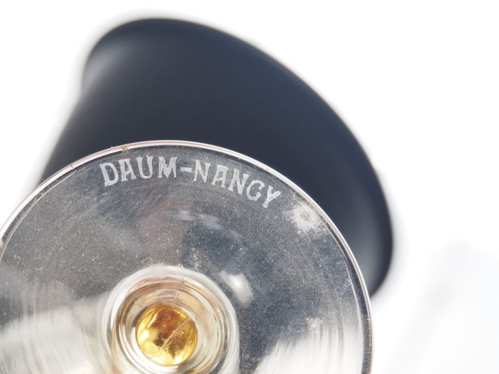 DAUM Nancy. 5 différents verres à pied en verre teinté. Signés.