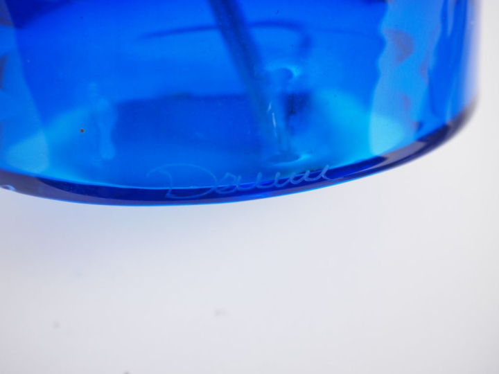 DAUM. Lampe en verre bleu, fut cylindrique. Signée. H. 22,5 cm.