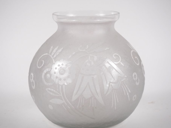 Vase boule début XXème en verre sablé à décor de fleurs. Signé sous la