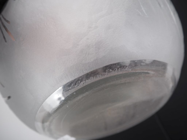 Vase boule début XXème en verre sablé à décor de fleurs. Signé sous la