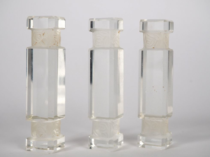 Suite de 12 porte-couteaux en cristal sablé à décor de fleurs, dans le