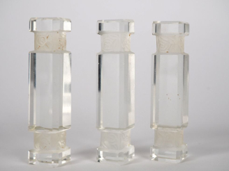 Vente aux enchères Suite de 12 porte-couteaux en cristal sablé à décor de fleurs, dans le