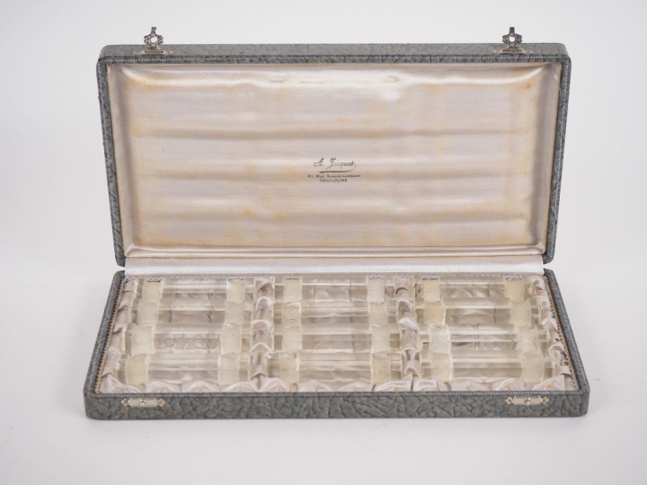 Suite de 12 porte-couteaux en cristal sablé à décor de fleurs, dans le