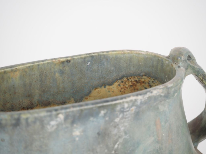 Vase Art Nouveau en grès flammé nuancé bleu et céladon. Signé. Dim. 11