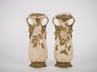 Vente aux enchères ROYAL DUX. Paire de vases en biscuit à décor polychrome et doré de fle