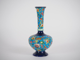 Vente aux enchères LONGWY. Vase en faïence à décor en émaux polychromes de fleurs. Signé.