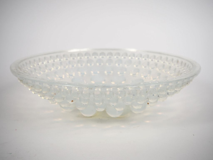 SAUMONT France. Coupe sur pied en verre opalescent. Signée. Dim. 7 x 2