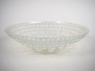 Vente aux enchères SAUMONT France. Coupe sur pied en verre opalescent. Signée. Dim. 7 x 2