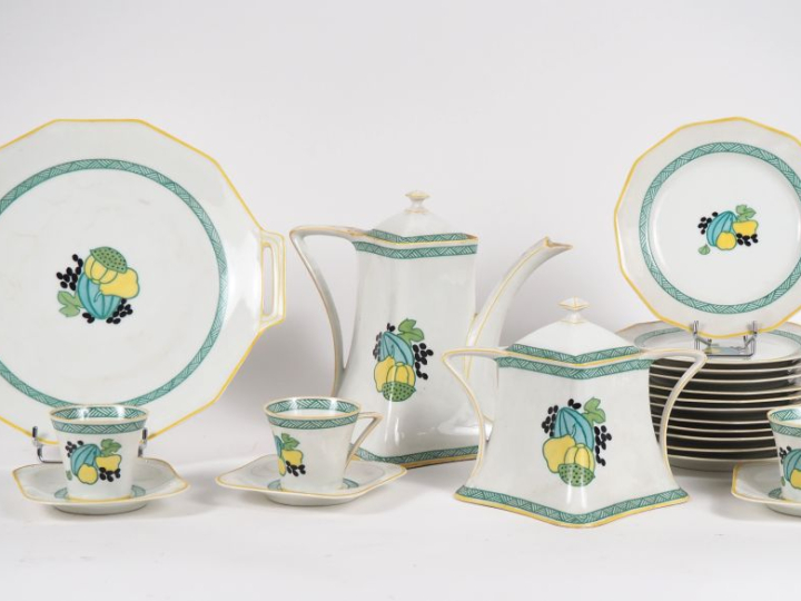 LANTERNIER à Limoges. Partie de service à café en porcelaine à décor p