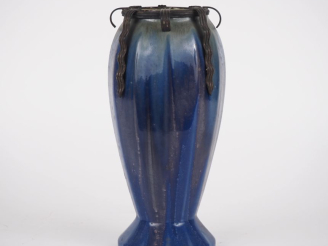 Vente aux enchères Vase 1900 en céramique belge à décor flammé vert et bleu, monture en m