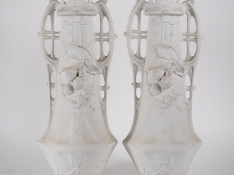 Vente aux enchères ROYAL DUX. Paire de vases 1900 en biscuit à décor de pampres et de gui