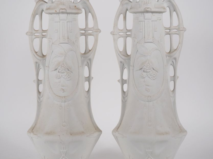 ROYAL DUX. Paire de vases 1900 en biscuit à décor de pampres et de gui