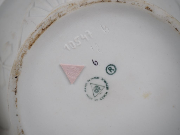 ROYAL DUX. Paire de vases 1900 en biscuit à décor de pampres et de gui