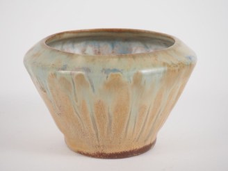 Vente aux enchères Vase début XXème en grès flammé. Dim. 8 x 11,5 cm.