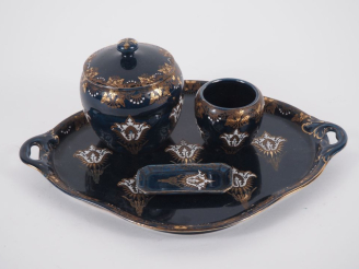 Vente aux enchères LUNEVILLE. Service de nuit en faïence à décor émaillé et doré sur fond