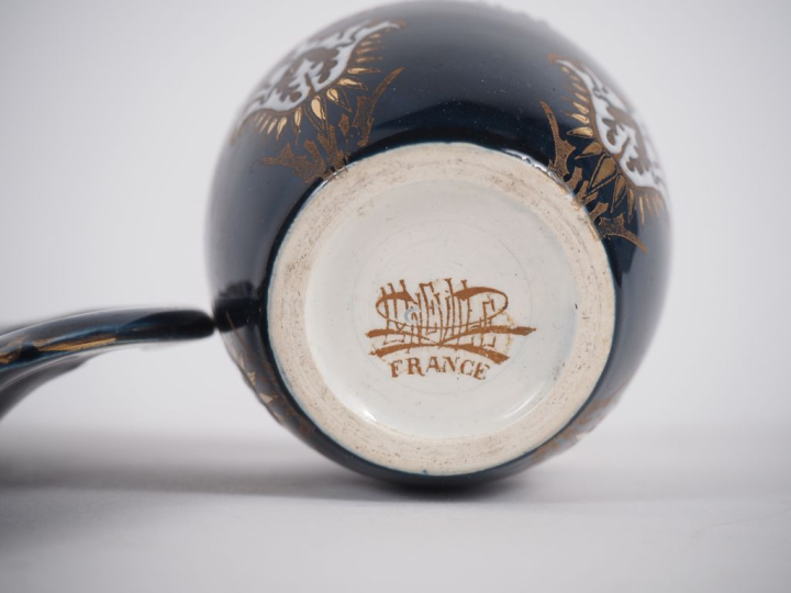 LUNEVILLE. Service de nuit en faïence à décor émaillé et doré sur fond