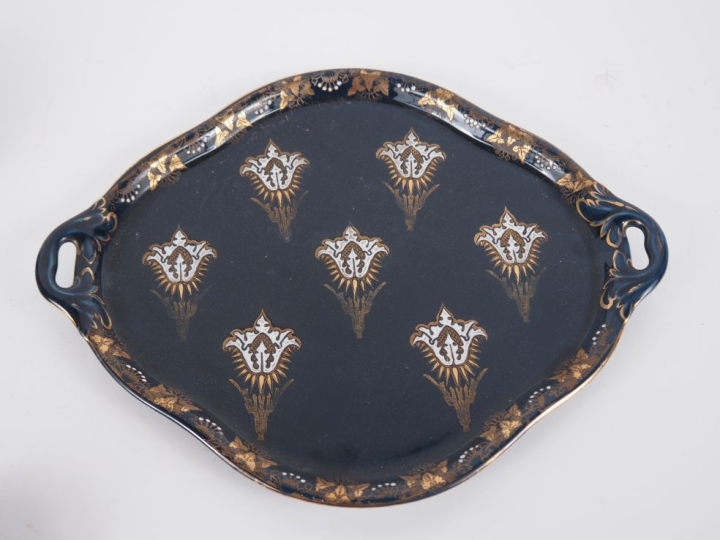 LUNEVILLE. Service de nuit en faïence à décor émaillé et doré sur fond