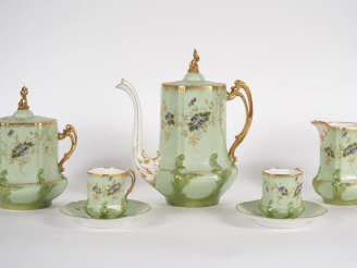 Vente aux enchères LIMOGES. Partie de service à café en porcelaine à décor émaillé polych