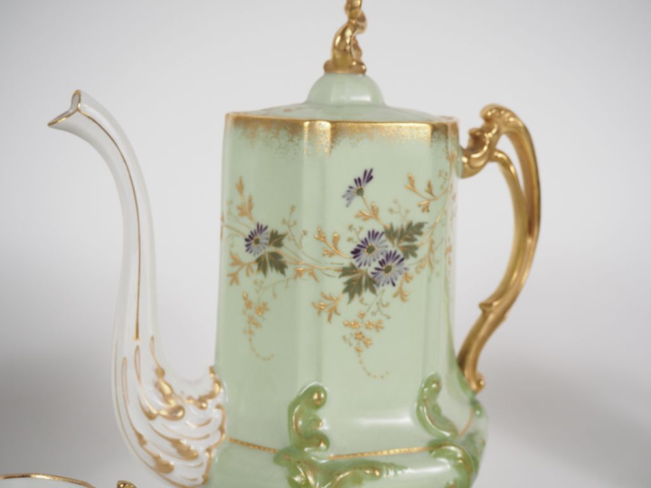 LIMOGES. Partie de service à café en porcelaine à décor émaillé polych