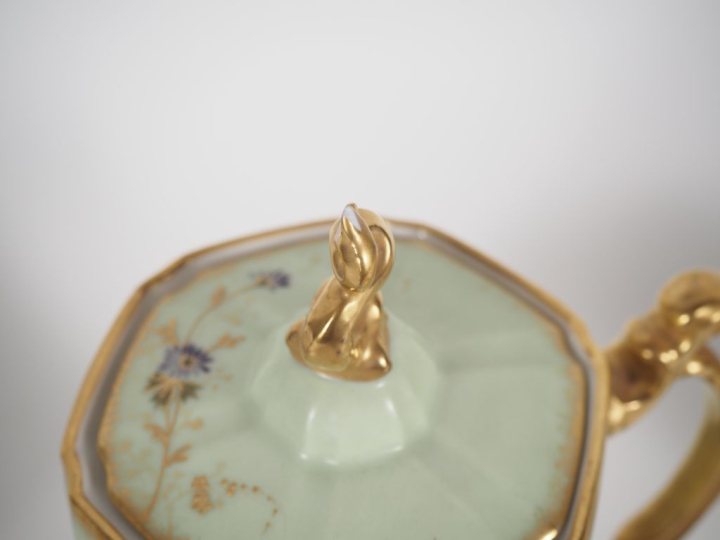 LIMOGES. Partie de service à café en porcelaine à décor émaillé polych