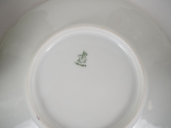 LIMOGES. Partie de service à café en porcelaine à décor émaillé polych