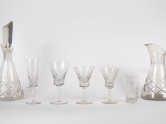 Vente aux enchères BAYEL. Partie de service de verres en cristal à décor de croisillons. 