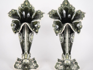Vente aux enchères Paire de vases cornet en barbotine polychrome figurant deux fleurs épa