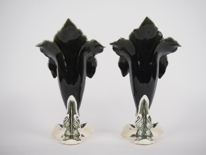 Paire de vases cornet en barbotine polychrome figurant deux fleurs épa