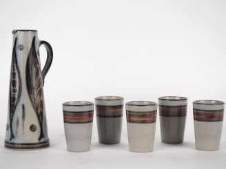 Vente aux enchères Partie de service à orangeade en grès à décor polychrome de palmes, co