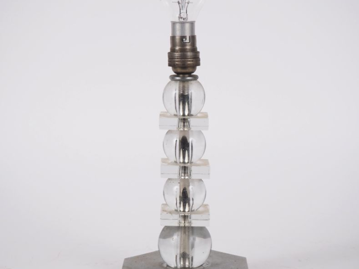 Lampe de style Art Déco en verre et métal argenté reposant sur quatre 