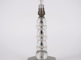 Vente aux enchères Lampe de style Art Déco en verre et métal argenté reposant sur quatre 