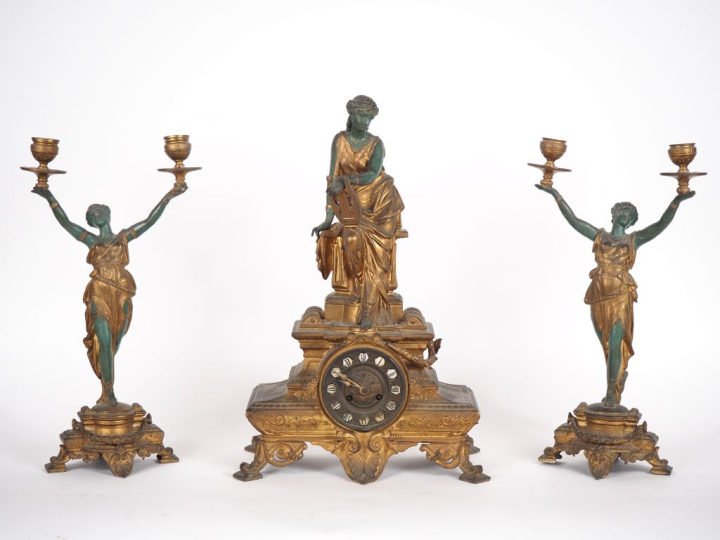 Garniture de cheminée 1900 en régule doré et patiné vert figurant des 