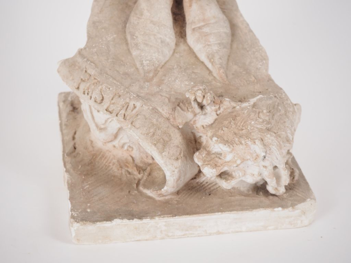 Ecole française XXème. "Portrait de chevalier en pied". Sculpture en p